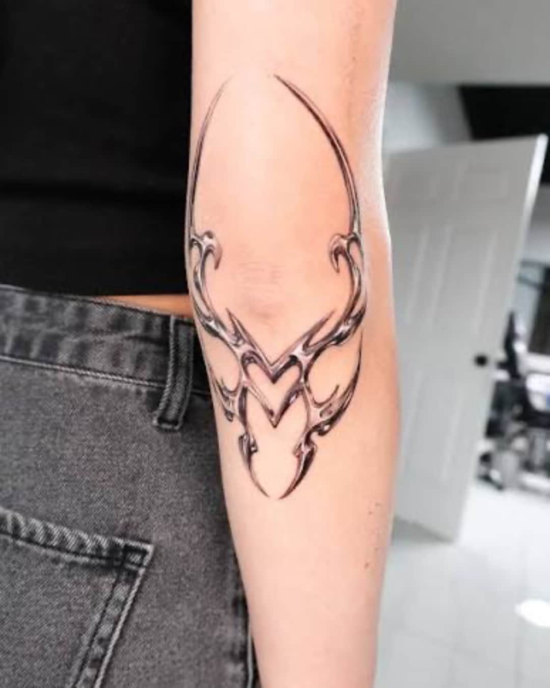 Small ornamental filigree tattoo on the forearm, Chrome style, by test in Lyon, France